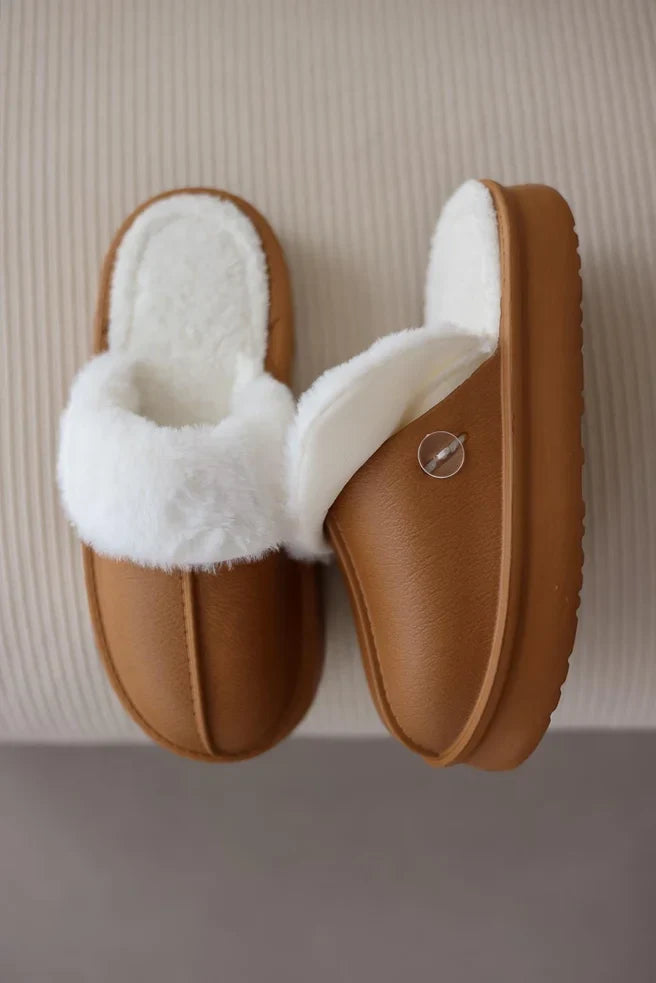 Puschen mit Plüschknöpfen