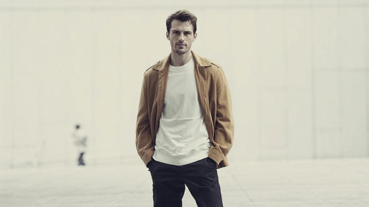 Mann in Camel-Jacke und weißem T-Shirt mit selbstbewusstem Blick – Stil vs Trend, persönlicher Männerstil der bleibt, Huberd