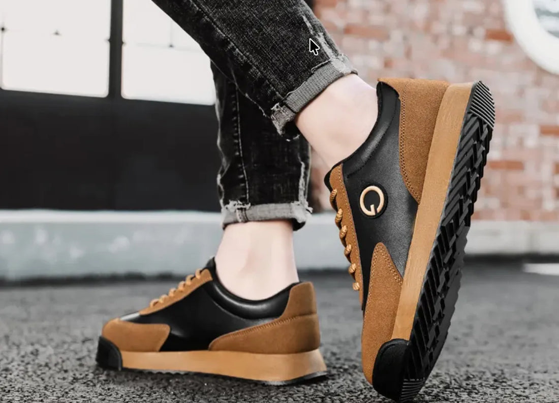 Minimalistische Sneaker aus Leder und Wildleder in Schwarz und Braun, getragen mit Jeans – vielseitiger Winterschuh 2025 von Huberd