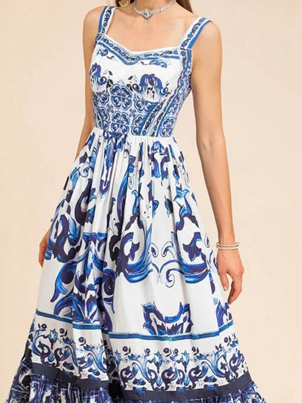 Lässiges, lockeres Kleid mit Sling-Print