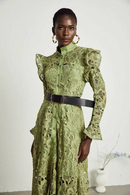 Noémie blumenbesticktes Midi-Kleid in Grün