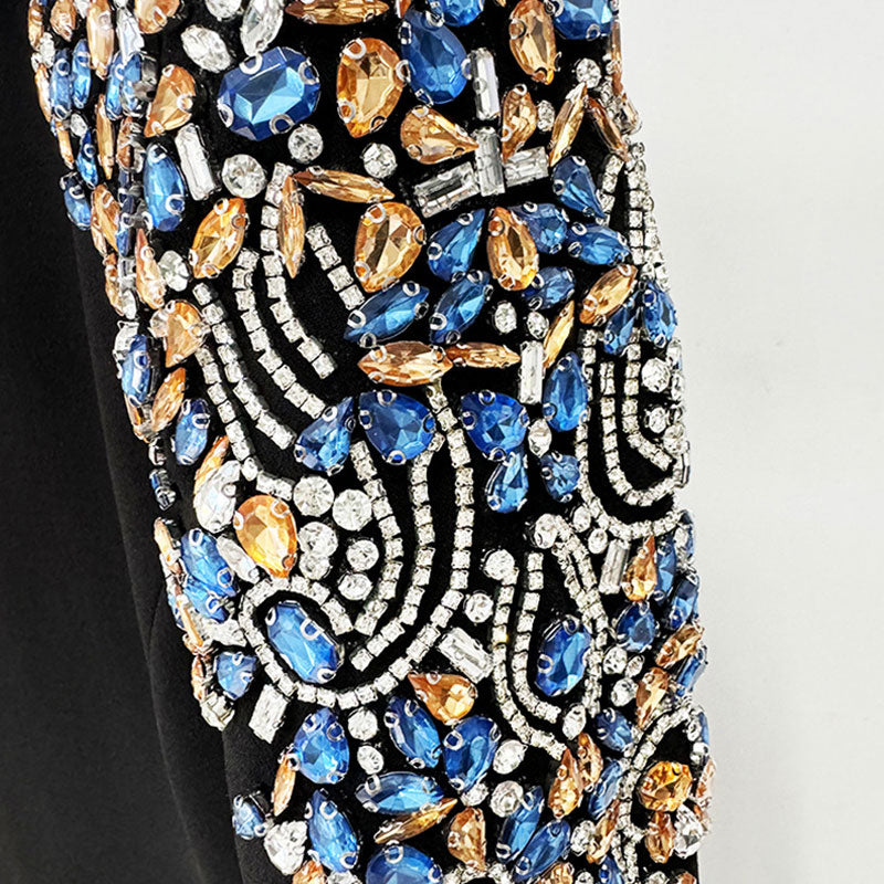 Glitzerndes, mit Kristallen verziertes,  Schulter-Midikleid